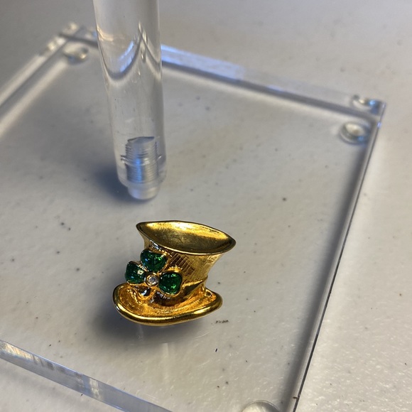 Avon Vintage Gold Tone St Patrick’s Top Hat Brooch ☘️ - Picture 3 of 3